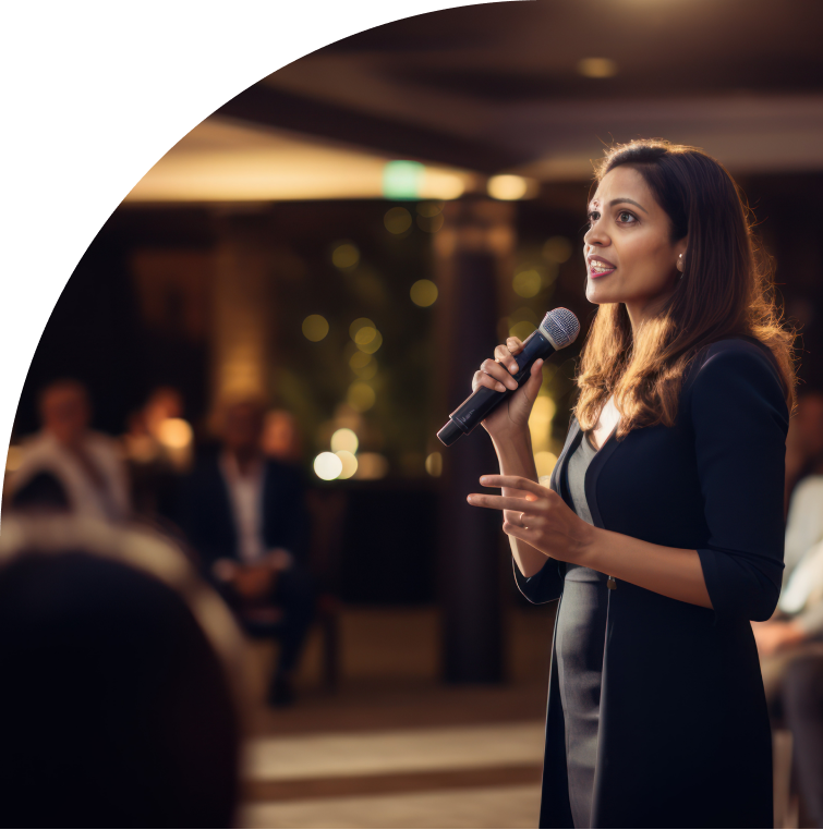 Mulher palestrando em evento corporativo